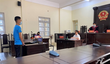 Xét xử sơ thẩm rút gọn vụ án "Chống người thi hành công vụ" liên quan...